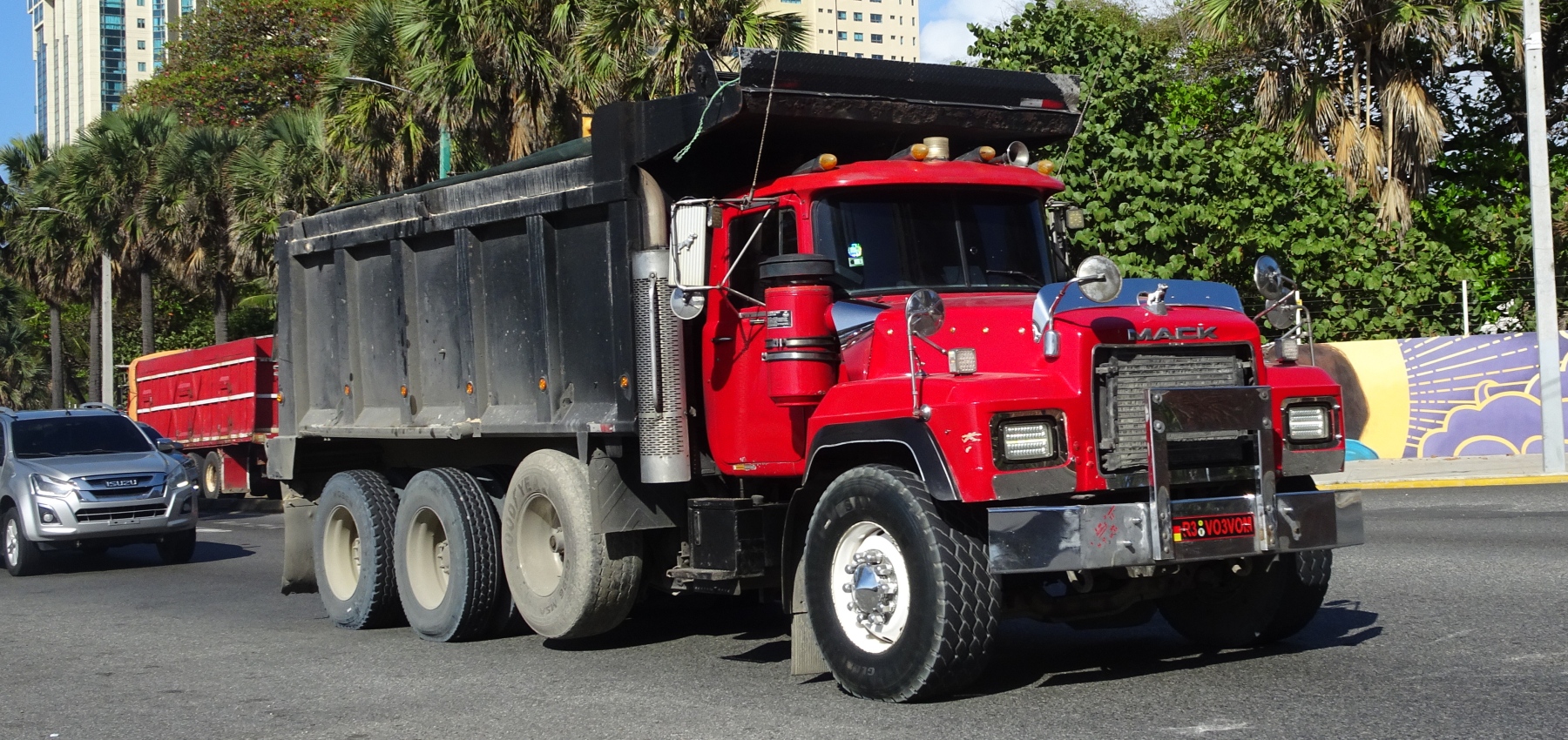 Mack RD Bobtailing truck pictures