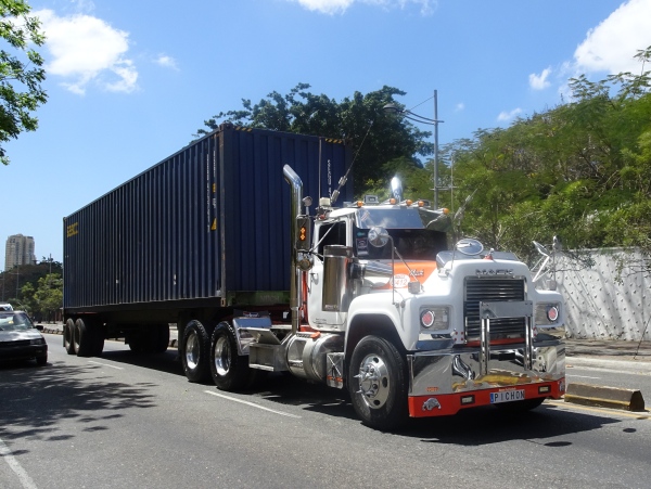 Mack R Model truck & container