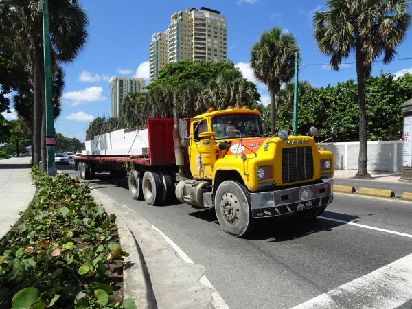 Mack R Model truck & trailer