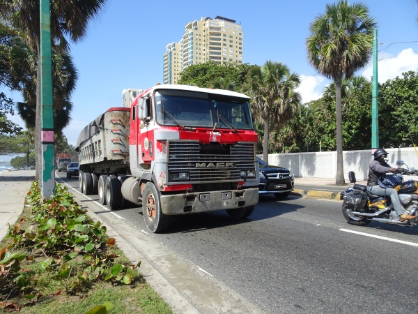 Mack Ultraliner trucks